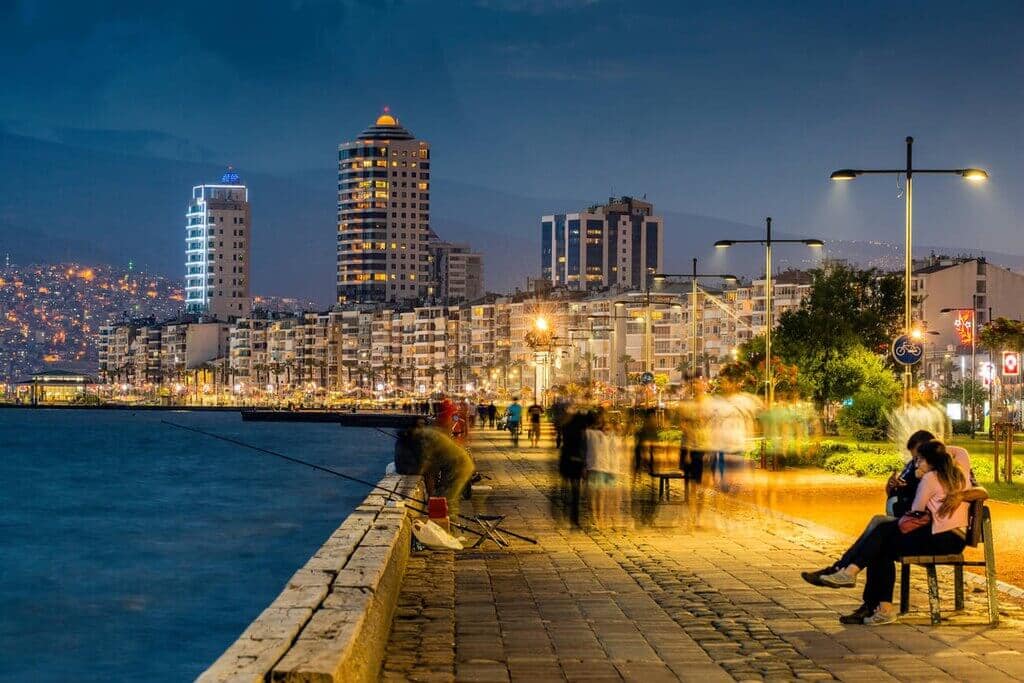 İzmir Karşıyaka'da yürütülen bir dedektiflik dosyasından saha çalışması